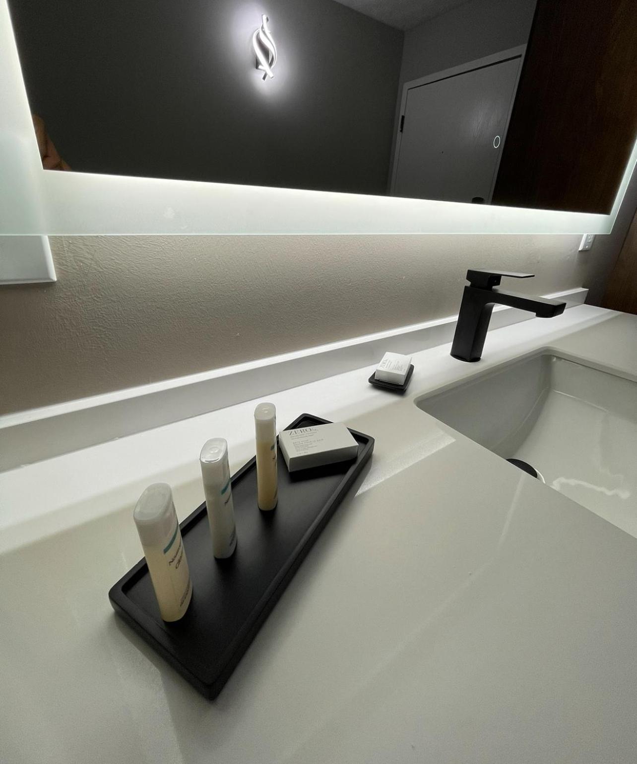 Luxor Inn & Suites, A Travelodge By Wyndham 엘킨스 외부 사진
